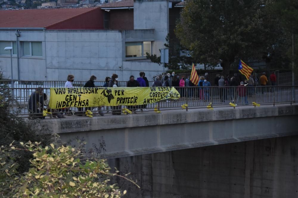 Concentració davant la caserna de la guàrdia civil