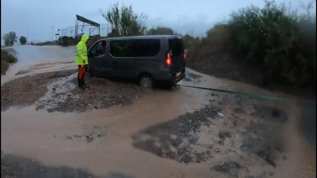 Rescate de un vehículo en Lorca por las fuertes lluvias.