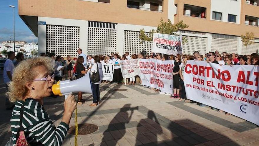 Unas 400 personas, entre padres y vecinos de Teatinos, se concentraron ayer para reclamar su instituto.