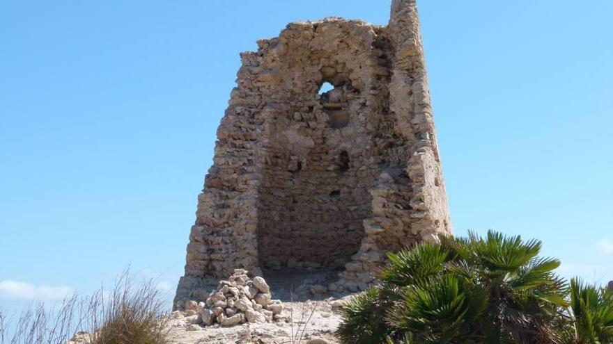 El lamentable estado de la atalaya, con medio cuerpo derruido.