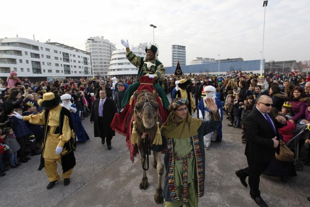 Una multitud recibe a los Reyes Magos en Gijón.