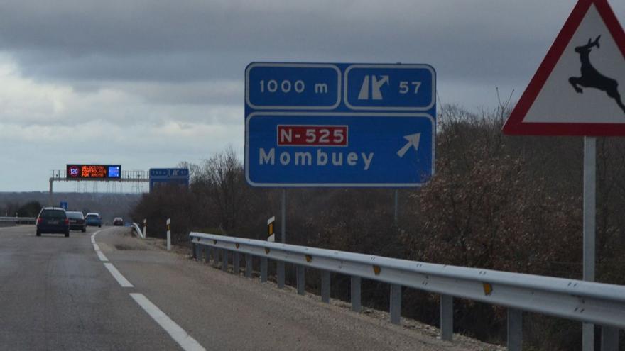 Salida de Mombuey desde la autovía A-52.