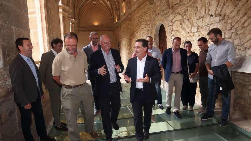 Autoridades y miembros del comité ejecutivo del congreso, ayer, en el Museo Arqueológico. En el centro: César García de Castro (tercero por la izquierda), junto a Ignacio Alonso (director del museo) y Genaro Alonso.