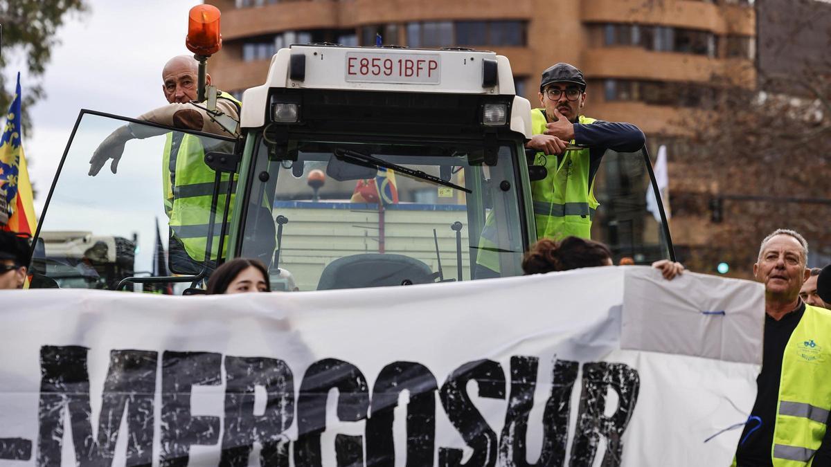 Archivo - Varias personas durante la tractorada en protesta contra el acuerdo UE-Mercosur, a 26 de enero de 2026, en Valencia, Comunidad Valenciana (España). La tractorada ha sido convocada por asociaciones de agricultores independientes valencianas adscr