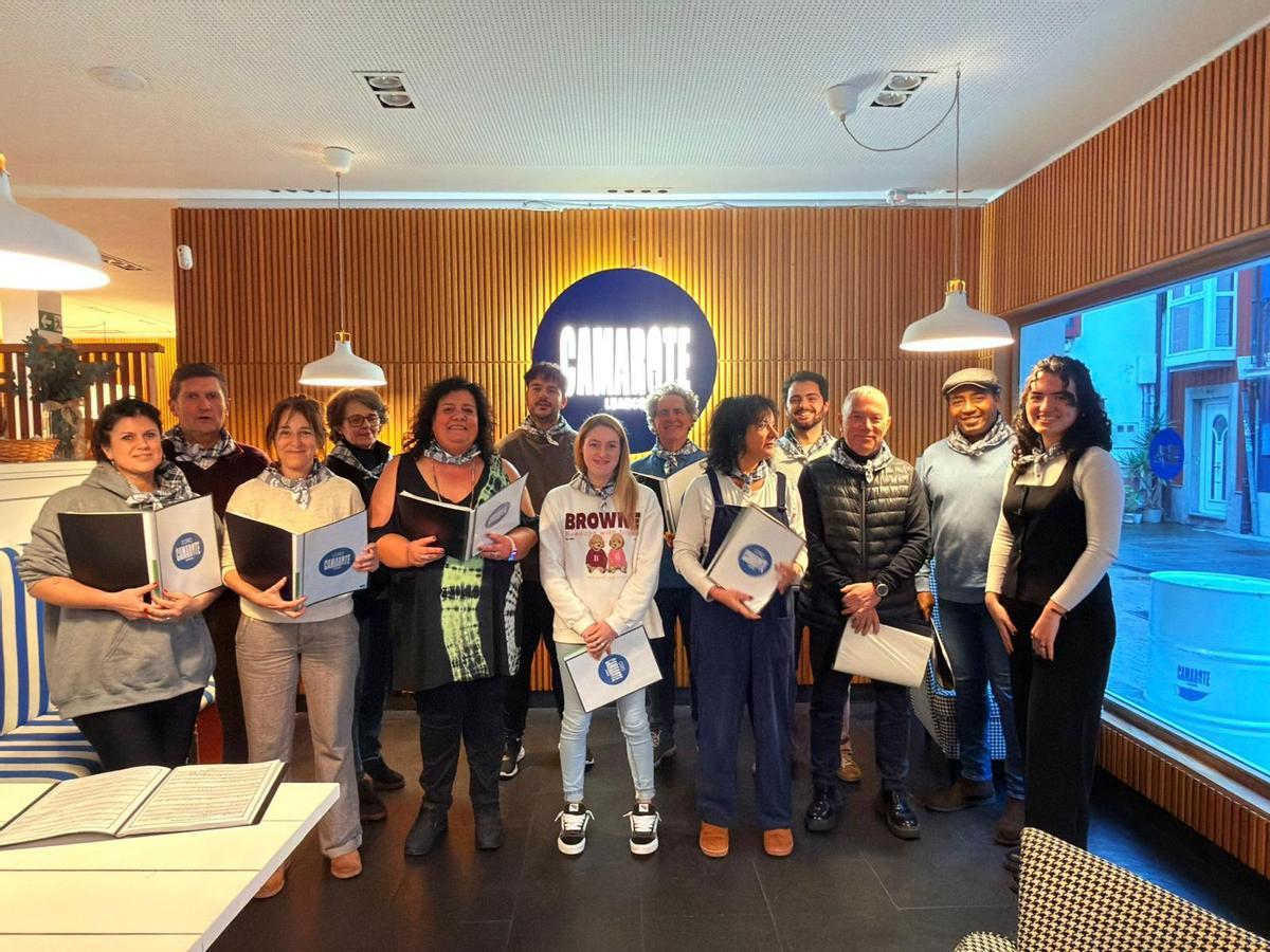 El coro del Camarote con la directora Liz Amanda Pérez, a la derecha de la imagen