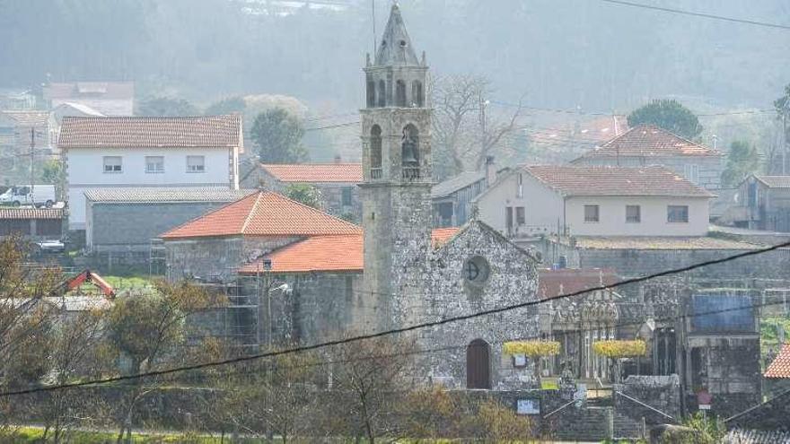 Iglesia de San Martiño, con el tejado ya arreglado. // Iñaki Abella