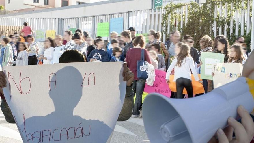 Un instante de la movilización que por tercer día consecutivo se registró en el colegio.