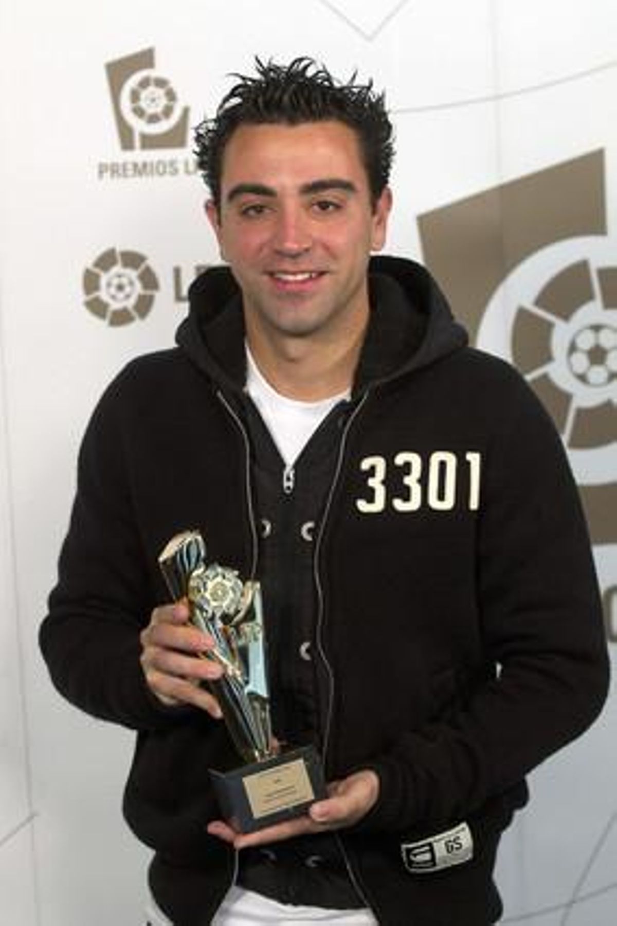 El centrecampista del Barcelona Xavi Hernández, després de recollir el premi com a millor migcentre de Primera Divisió (Lliga BBVA).