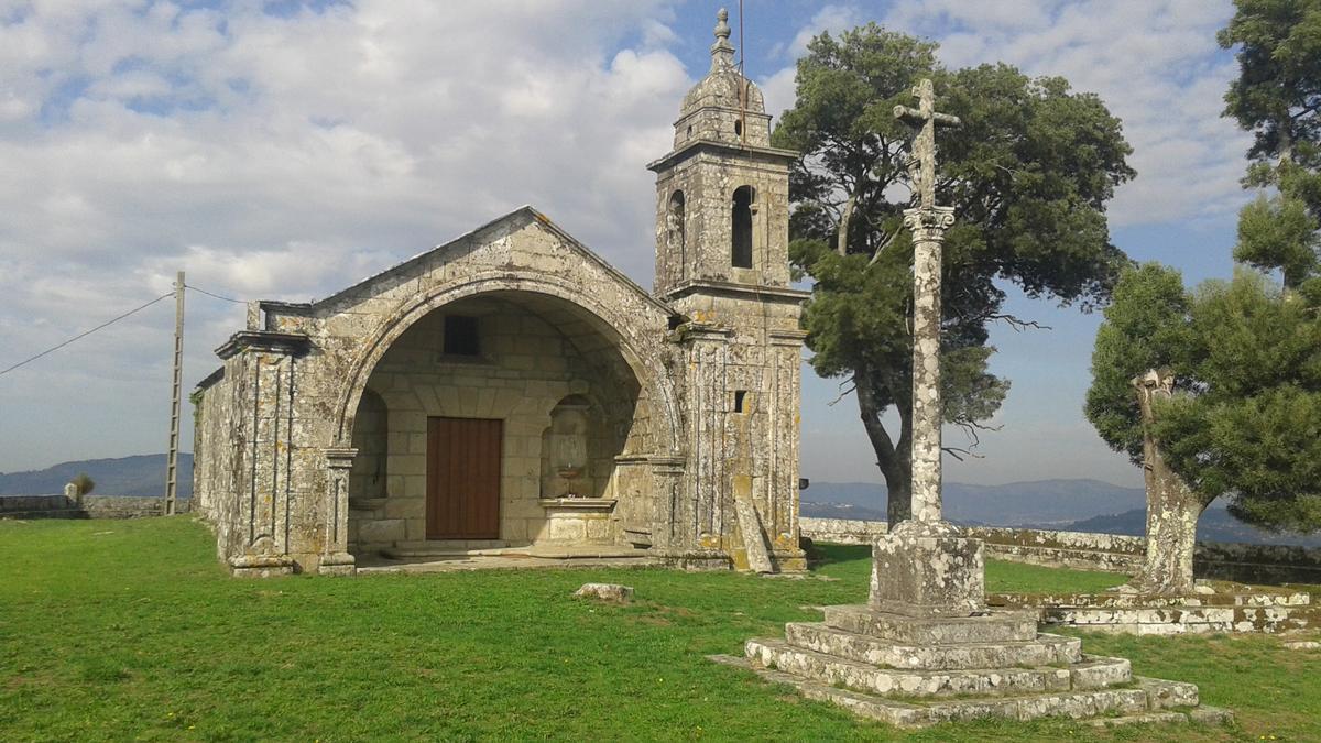 Ermita en honor a la Virgen de la Nieves en la cumbre de A Peneda.