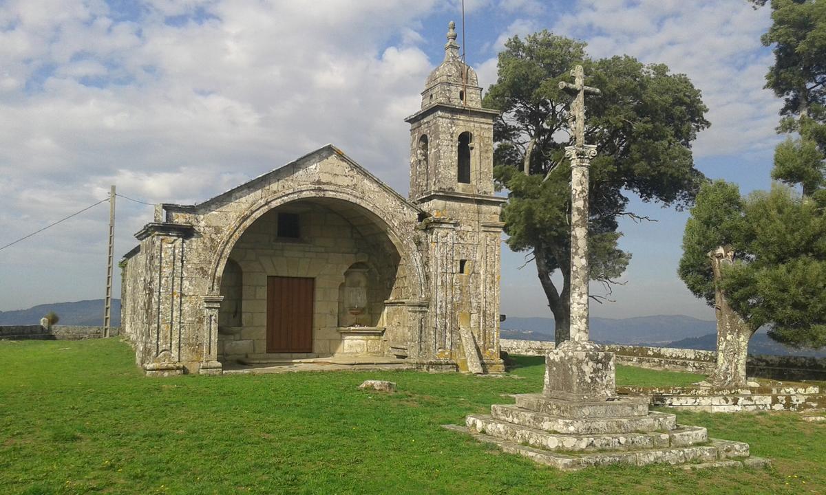 Ermita en honor a la Virgen de la Nieves en la cumbre de A Peneda.