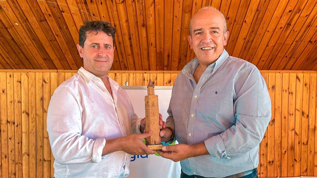 Alfonso Orcajo, a la izquierda, junto al expresidente de la UD Barbastro, Rafa Torres.