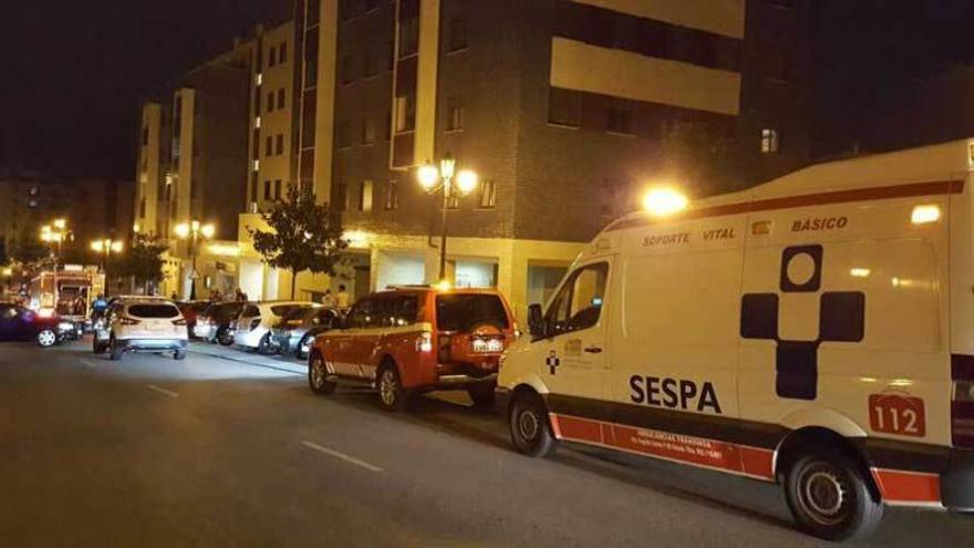 Vehículos de Policía Local, bomberos y sanitarios, a su llegada al edificio del que salía humo.