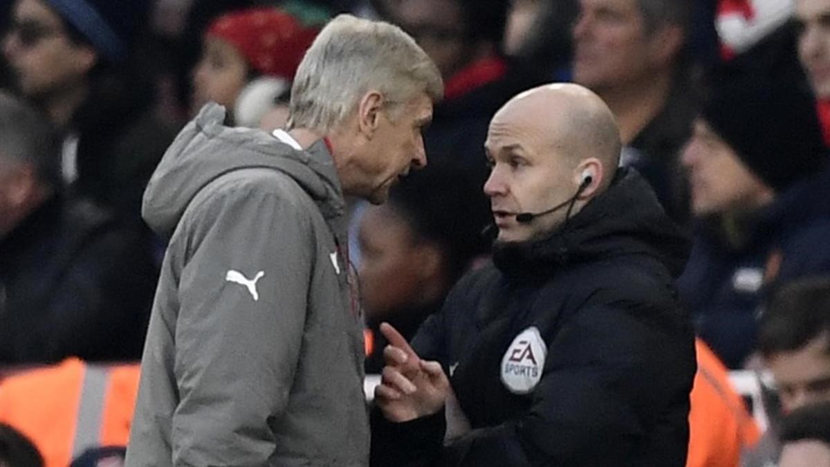 Arsène Wenger discute con el cuarto árbitro Anthony Taylor durante el partido Arsenal-Burnley del domingo.