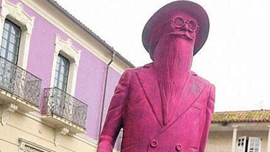 La estatua de Valle Inclán, con su nueva tonalidad rosa fucsia aplicada por unos desconocidos. // G.S