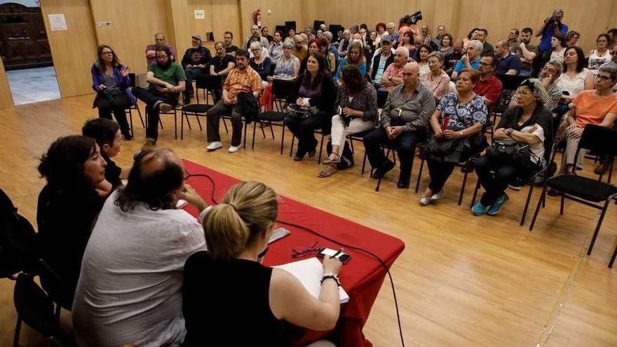 Asistentes, ayer, a la asamblea de Podemos Xixón sobre la moción de censura en el Ayuntamiento.