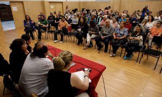 Las duras críticas de Podemos a PSOE e IU debilitan la viabilidad de un cambio de gobierno