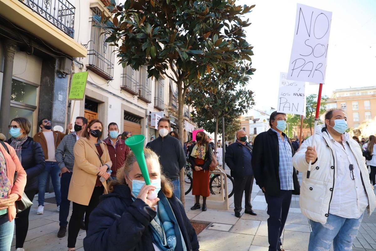 El comercio ambulante protesta ante el Ayuntamiento por el cierre de los mercadillos