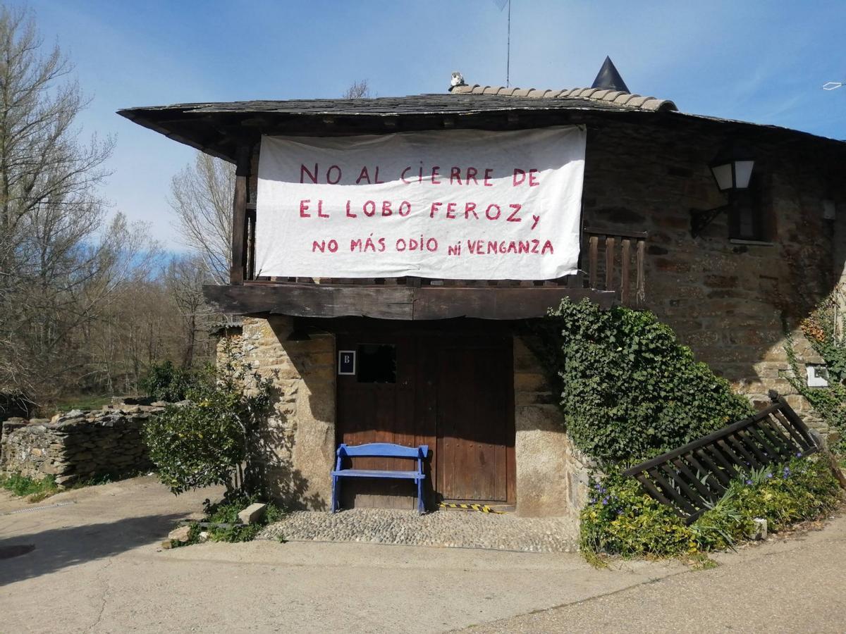 Cartel repuesto por el propietario del local en señal de protesta.