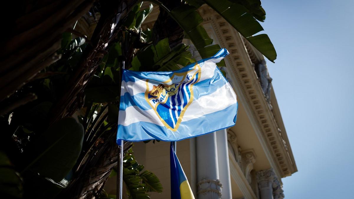 La bandera del Málaga CF luce en el ayuntamiento de la ciudad.