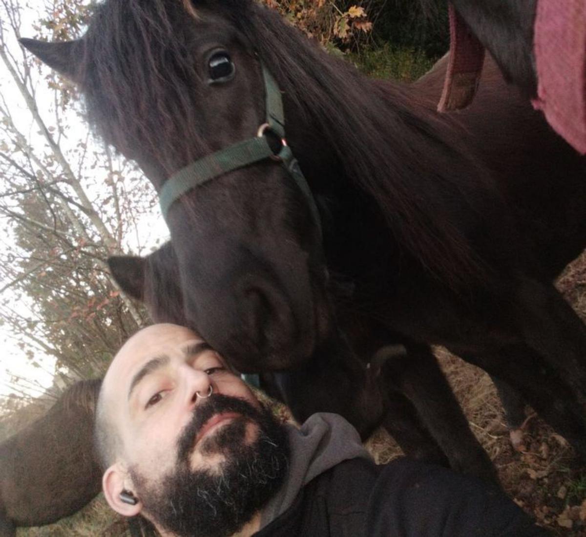 Francisco Pérez-Puchal, con sus asturcones. | F. P-P.