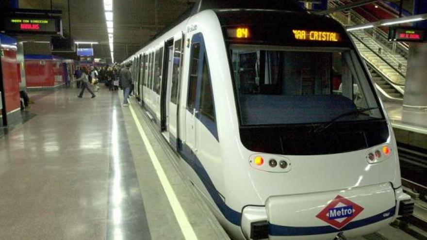 El modelo de metro que funciona hacia la terminal T-4 de Barajas sin conductor.  // B. Rodríguez/Efe