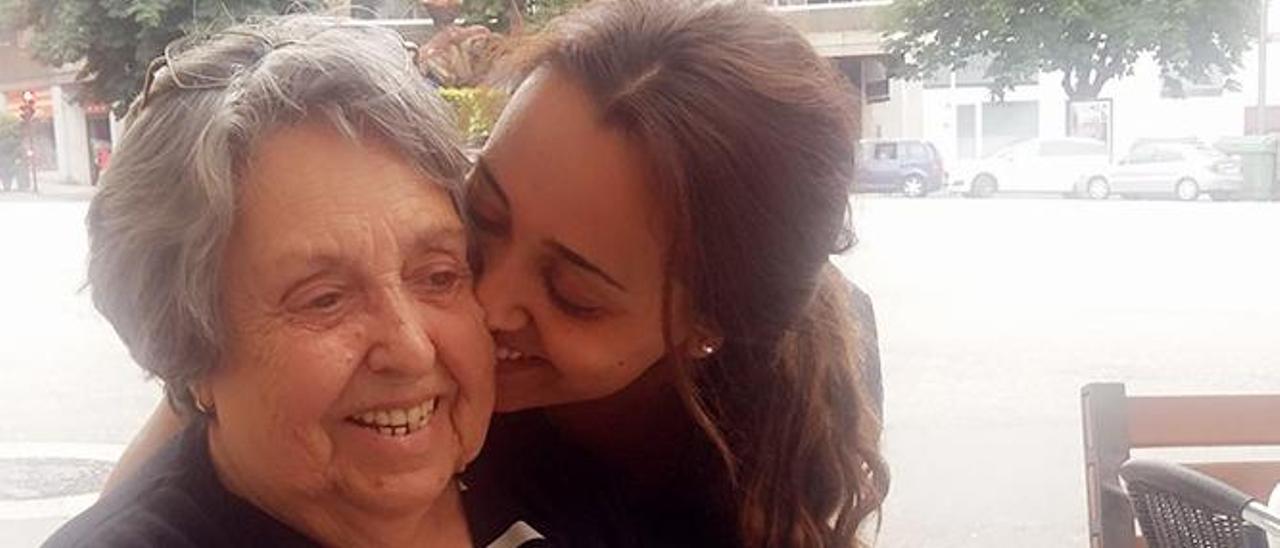 Iria Álvarez con su abuela Carmen Barreiro.