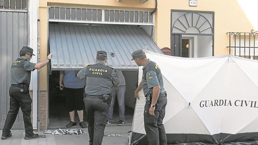 Un hombre asesina a su pareja de un disparo en Granada y se entrega