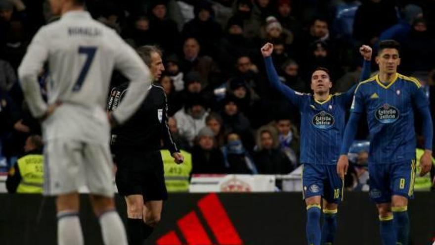 Cristiano Ronaldo abatut amb els jugadors del Celta celebrant el gol al fons.