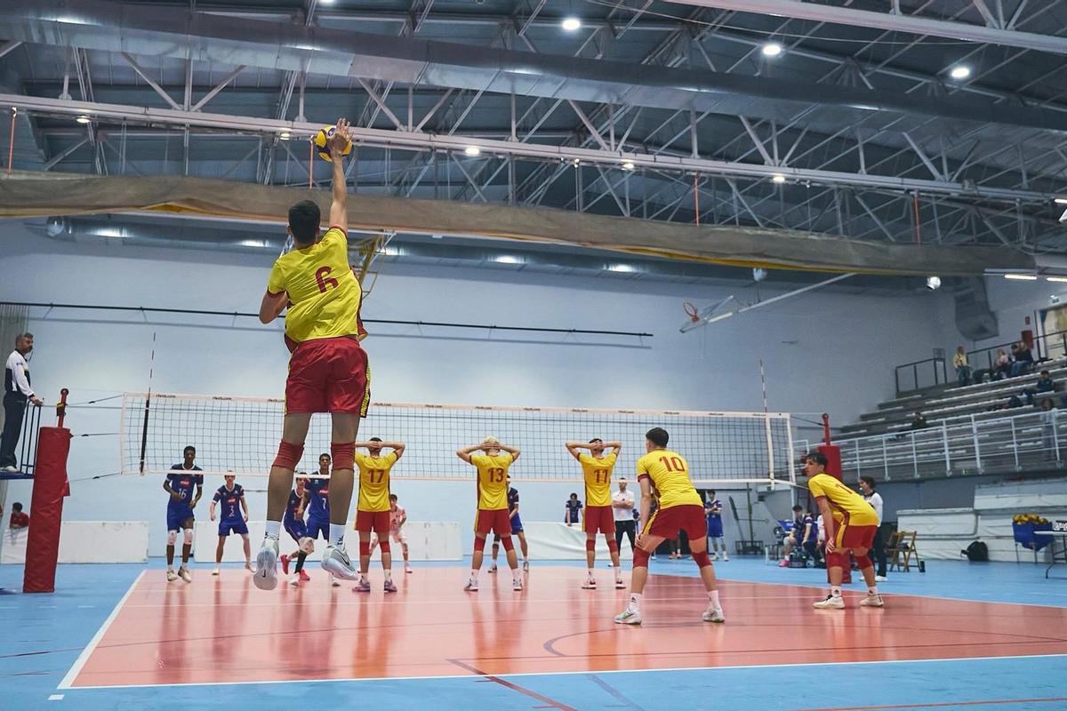 Alejandro Hernández rematando con la selección española U18