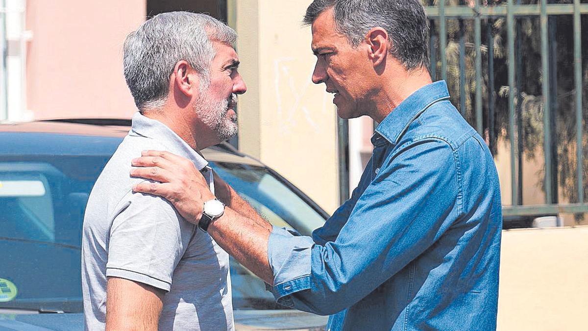 Fernando Clavijo y Pedro Sánchez, en agosto del año pasado en Tenerife.