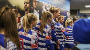 Jugadoras del equipo británico Reading FC con la barra de calor en sus mangas