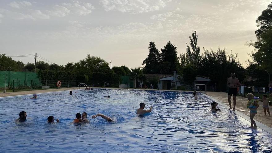El Ayuntamiento de Coria comienza mejoras de accesibilidad en las piscinas