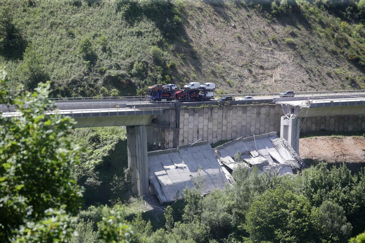 Desprendimiento en el puente de la A-6 entre Pedrafita y León
