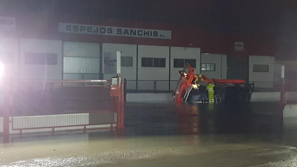 Consecuencias de la tromba de agua caída en Alzira esta pasada madrugada y esta mañana.