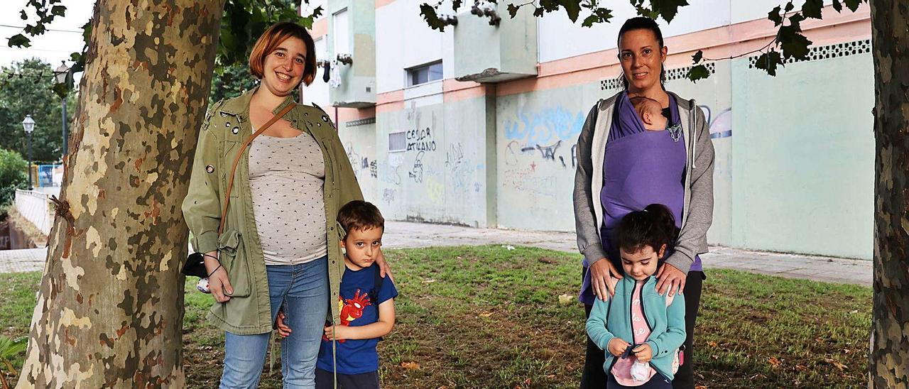 Leticia Priegue
 y Sara Moreno, madres en época COVID, llevando 
a sus hijos 
al colegio.   | // RICARDO GROBAS