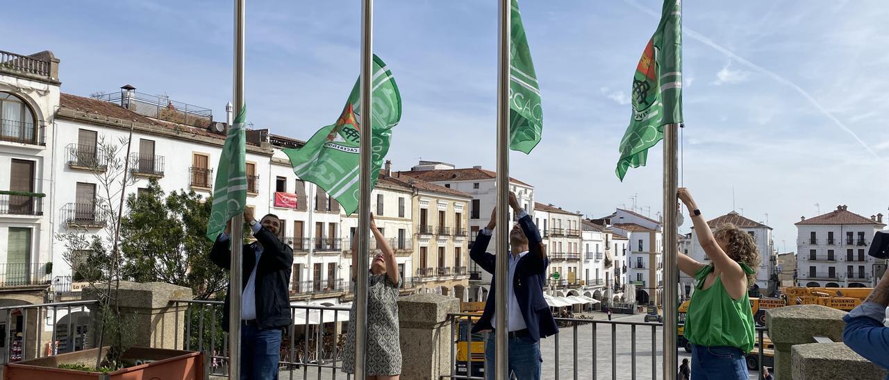 Luis Salaya, Rosa Montes, Carlos Ordóñez y Paula Rodríguez durante el izado de las banderas del Cacereño.