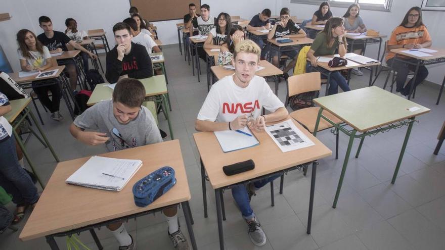 Unos alumnos en una de las clases el primer día del curso escolar en el instituto de Soutomaior. / Cristina Graña