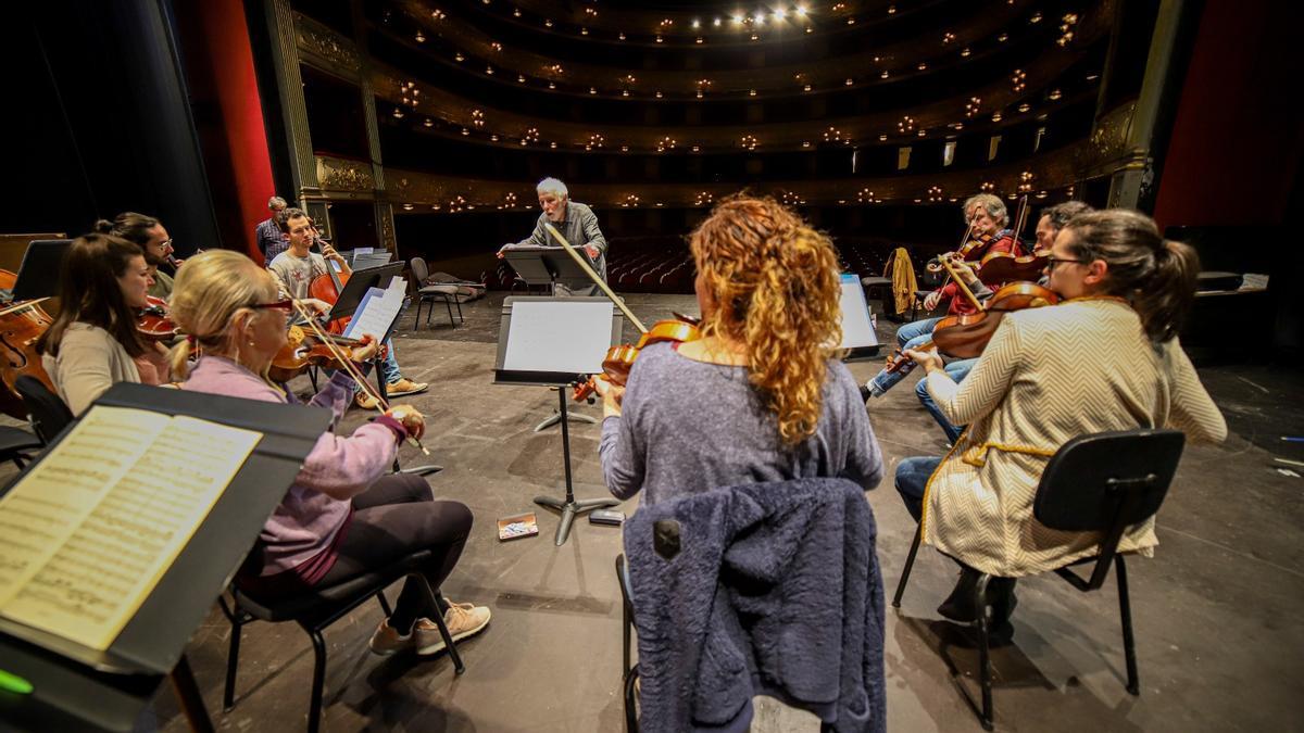 Das Ensemble Tramuntana unter Leitung von Barry Sargent gibt ein Osterkonzert.