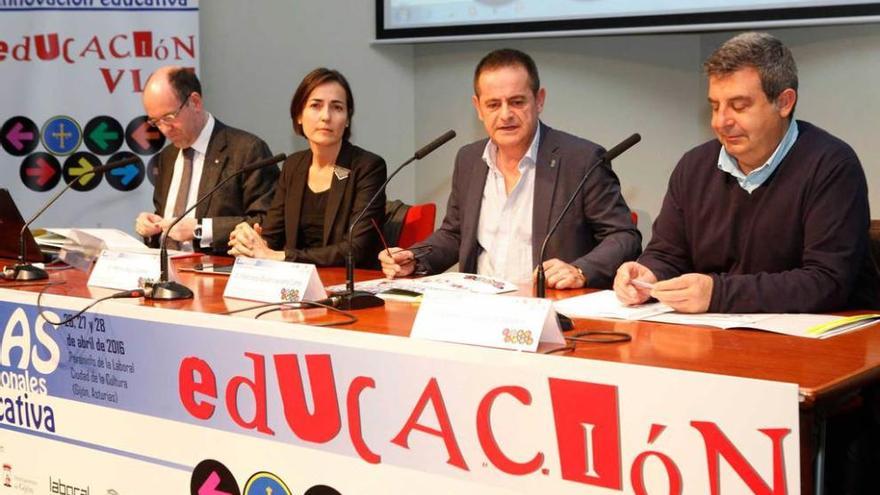 Por la izquierda, Santiago Álvarez, vicerrector de la Universidad de Oviedo; María Seguí, Francisco Laviana, director de innovación educativa del Principado, y Esteban Aparicio, concejal de Seguridad Ciudadana de Gijón.