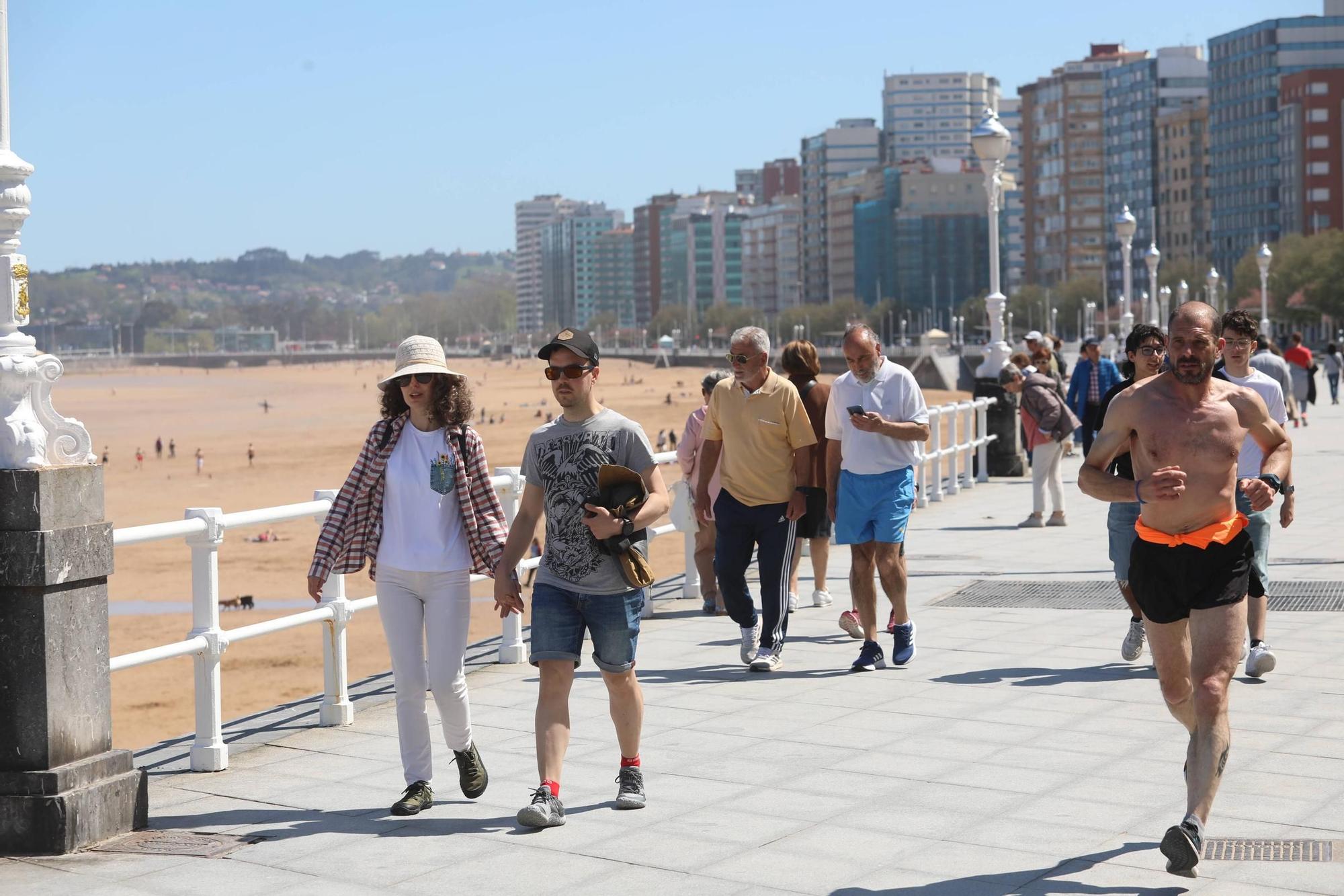 Gijón disfruta de "un día de playa" (en imágenes)