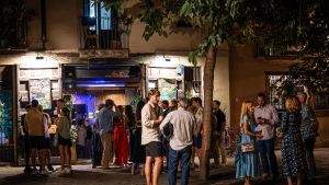 Clientes de un bar de las inmediaciones del paseo del Born beben y charlan en la calle, en Barcelona.