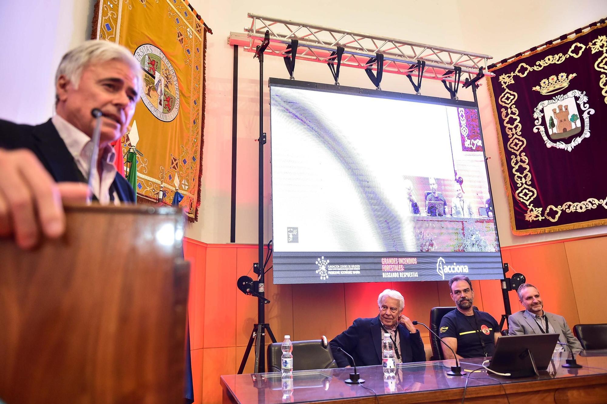 FOTOGALERÍA |  Congreso sobre grandes incendios forestales en el centro universitario de Plasencia