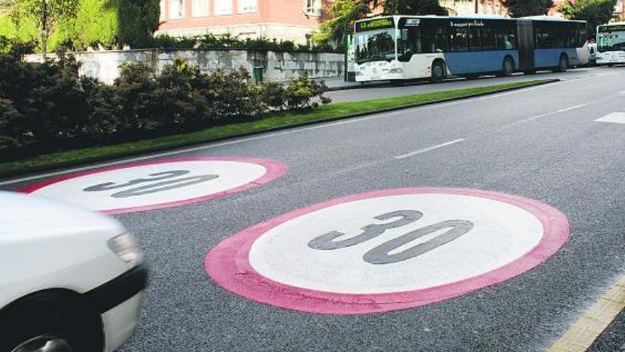 La calle Calvo Sotelo, en Oviedo, limitada a 30 kilómetros por hora.