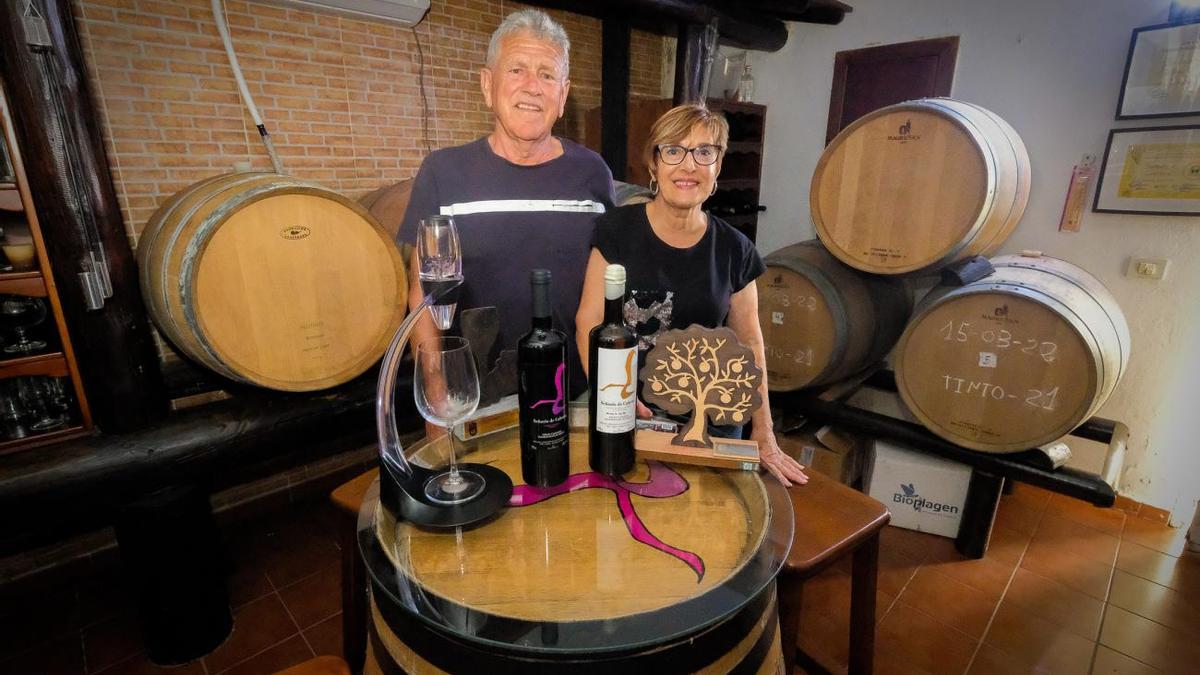 Agustín y Felisa en el interior de la bodega donde almacenan las barricas en las que reposan los vinos de Señorío de Cabrera. |