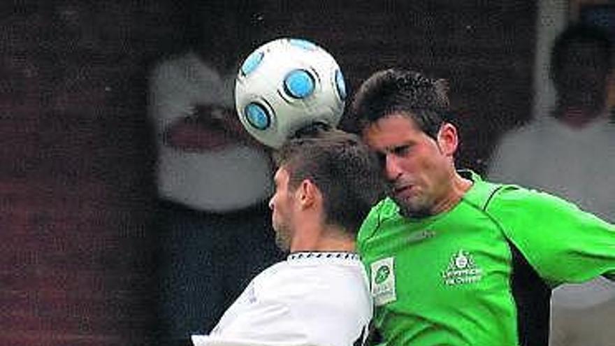 Una disputa por el balón durante el partido entre Uni y Caudal.