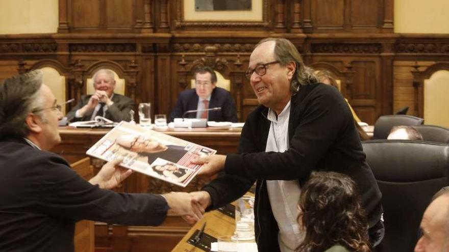 Mario Suárez del Fueyo recibe su portada del &quot;¡Hola!&quot; de manos de Pablo González. Al fondo, Fernando Couto ocupa el sillón presidencial de la Alcaldesa.