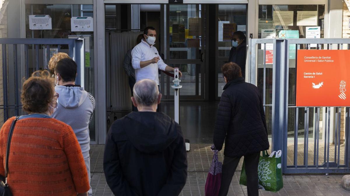 Varias personas esperan formando fila ante el centro de salud de Serrería, en València, ayer por la mañana.  | GERMÁN CABALLERO