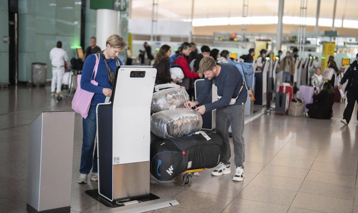 Dues vagues de ‘handling’ amenacen la Setmana Santa