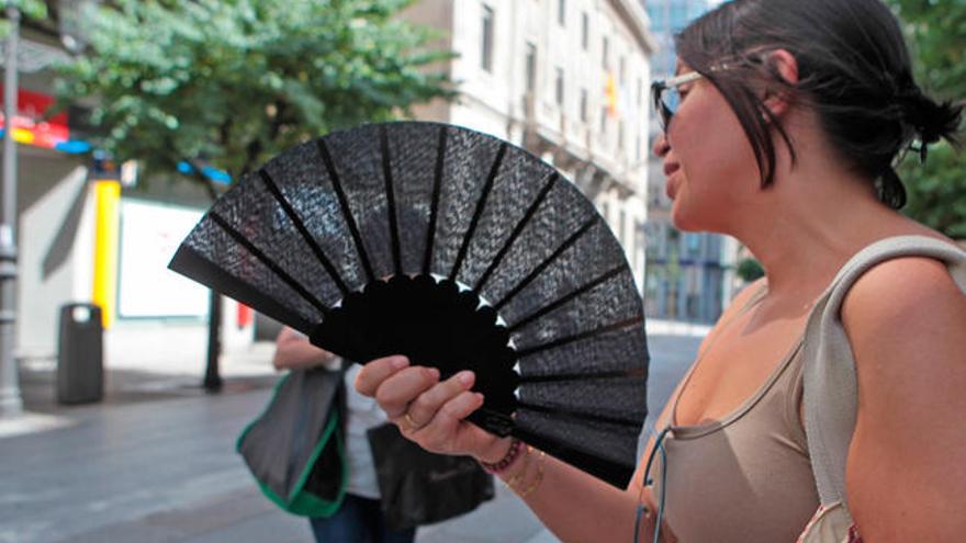 Una joven se abanica en la ola de calor de 2013.//J. Regal