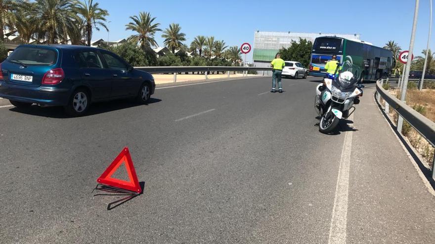 40 pasajeros que van a Murcia se quedan tirados en Alicante al romperse su autobús